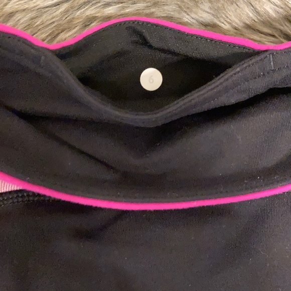 Lululemon reversible black pink workout shorts 6 - Picture 5 of 5
